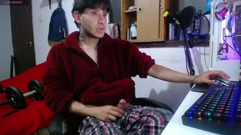 Snapshot of esjrobles chatting on 02-16-25, 12:32 Esteban online show from 02-16-25, 12:32