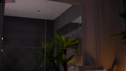 Snapshot of esmeainsley chatting on 02-06-25, 10:53 Raluca online show from 02-06-25, 10:53