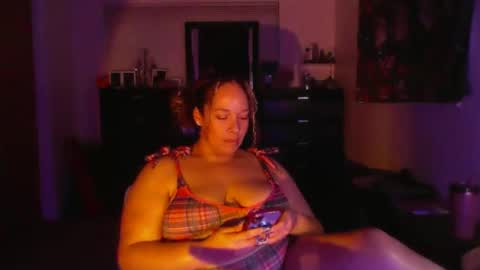 Snapshot of esmeluvs chatting on 10-14-25, 11:05 Esme Luv online show from 10-14-25, 11:05