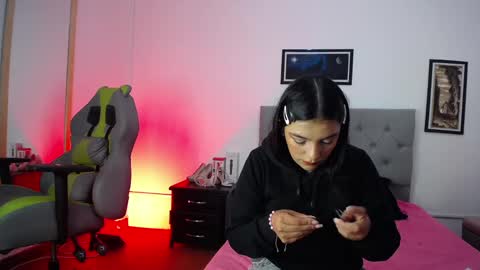 Snapshot of esmeraldaa_sc chatting on 10-07-25, 05:26 Perla online show from 10-07-25, 05:26