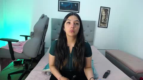 Snapshot of esmeraldaa_sc chatting on 10-13-25, 04:01 Perla online show from 10-13-25, 04:01