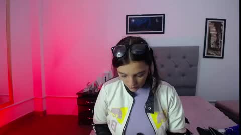 Snapshot of esmeraldaa_sc chatting on 11-15-25, 06:22 Perla online show from 11-15-25, 06:22