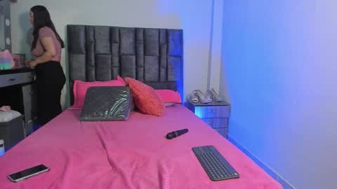 Snapshot of esmeraldaa_sc chatting on 11-21-25, 05:17 Perla online show from 11-21-25, 05:17