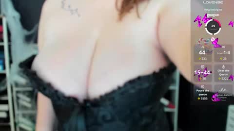 Snapshot of essensual_ chatting on 10-31-25, 05:30 Ava online show from 10-31-25, 05:30