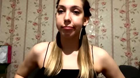 Snapshot of essiecutty chatting on 11-22-25, 04:06 Kate online show from 11-22-25, 04:06