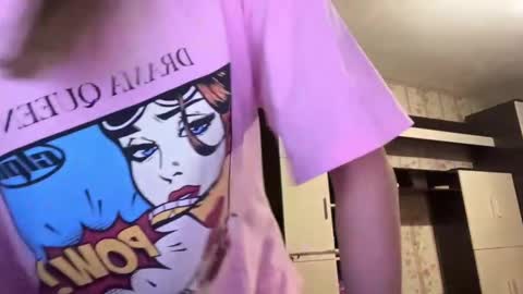 Snapshot of essiecutty chatting on 12-17-25, 02:12 Kate online show from 12-17-25, 02:12