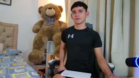 Snapshot of estebanperez_ chatting on 07-18-26, 01:37 Esteban online show from 07-18-26, 01:37