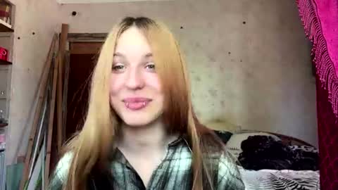 Snapshot of estelaroda chatting on 06-23-26, 11:19 Rina online show from 06-23-26, 11:19