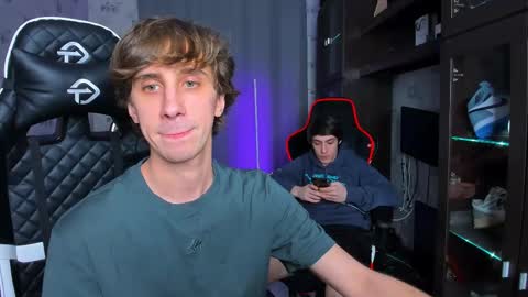 Snapshot of esthetics_boys chatting on 02-21-25, 08:05 LOUIS online show from 02-21-25, 08:05