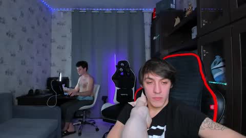 Snapshot of esthetics_boys chatting on 02-23-25, 11:25 LOUIS online show from 02-23-25, 11:25