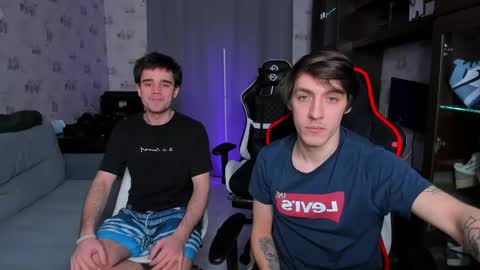 Snapshot of esthetics_boys chatting on 02-28-25, 05:37 LOUIS online show from 02-28-25, 05:37