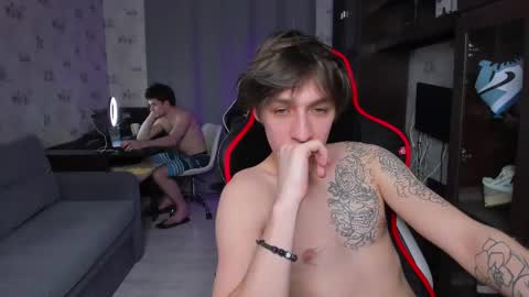 Snapshot of esthetics_boys chatting on 03-01-25, 01:43 LOUIS online show from 03-01-25, 01:43