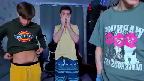 Snapshot of esthetics_boys chatting on 03-10-25, 08:15 LOUIS online show from 03-10-25, 08:15