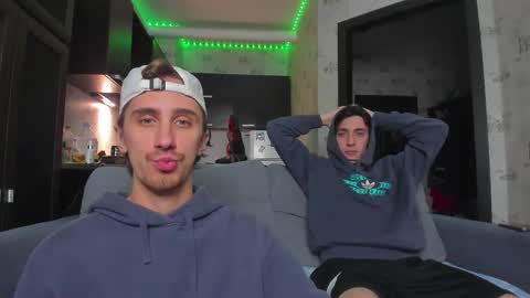 Snapshot of esthetics_boys chatting on 09-18-25, 05:09 LOUIS online show from 09-18-25, 05:09