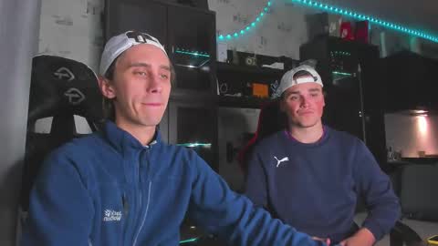 Snapshot of esthetics_boys chatting on 09-28-25, 11:43 LOUIS online show from 09-28-25, 11:43