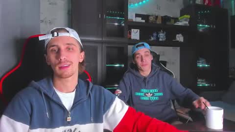 Snapshot of esthetics_boys chatting on 11-02-25, 09:39 LOUIS online show from 11-02-25, 09:39