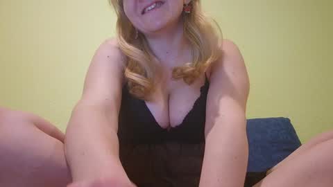 Snapshot of estrellawalters chatting on 01-25-25, 03:52 estrellawalters online show from 01-25-25, 03:52