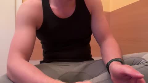 Snapshot of etat_on chatting on 09-26-25, 11:20 Tom online show from 09-26-25, 11:20