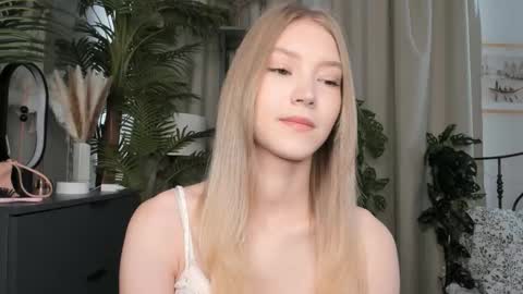 Snapshot of eternity_cuite chatting on 09-13-25, 05:40 Natalie online show from 09-13-25, 05:40