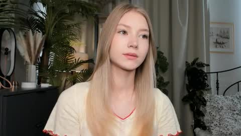 Snapshot of eternity_cuite chatting on 09-14-25, 05:39 Natalie online show from 09-14-25, 05:39
