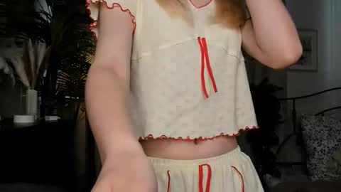 Snapshot of eternity_cuite chatting on 09-18-25, 05:42 Natalie online show from 09-18-25, 05:42