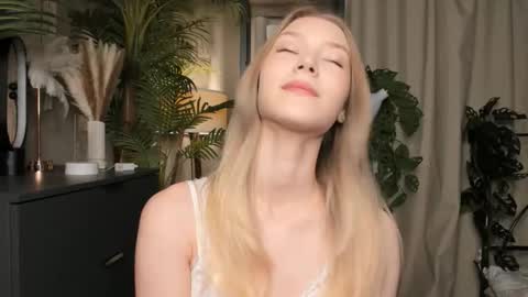 Snapshot of eternity_cuite chatting on 10-06-25, 05:38 Natalie online show from 10-06-25, 05:38