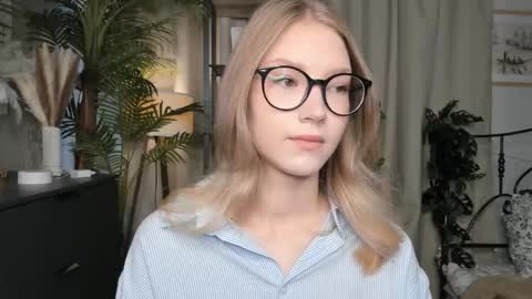 Snapshot of eternity_cuite chatting on 10-18-25, 05:43 Natalie online show from 10-18-25, 05:43