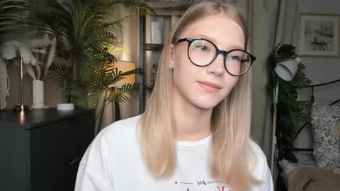 Snapshot of eternity_cuite chatting on 10-22-25, 05:52 Natalie online show from 10-22-25, 05:52