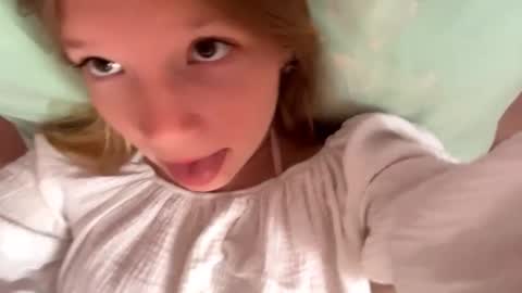 Snapshot of eugenakhouri chatting on 09-12-25, 05:40 Lana online show from 09-12-25, 05:40