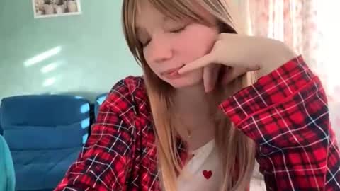 Snapshot of eugenakhouri chatting on 10-06-25, 05:16 Lana online show from 10-06-25, 05:16