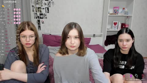 Veronica Tiia Lilith left to right online show from 12-10-24, 08:16