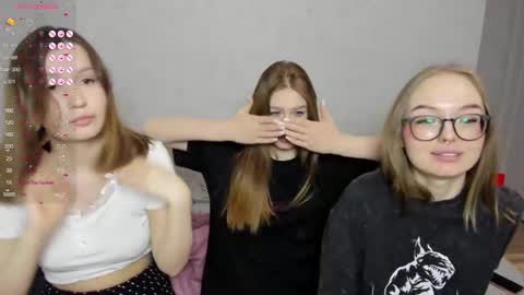 Veronica Tiia Lilith left to right online show from 02-20-25, 01:57