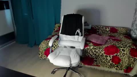 Snapshot of eva_7777 chatting on 06-19-26, 09:18 Eva online show from 06-19-26, 09:18