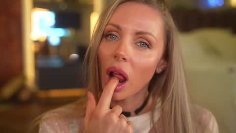 Snapshot of eva_fashionista chatting on 12-05-25, 07:54 Eva online show from 12-05-25, 07:54