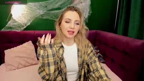 Snapshot of eva_moran chatting on 10-24-25, 01:57 Eva 3 online show from 10-24-25, 01:57