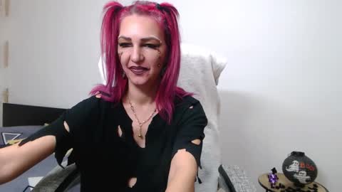 Snapshot of evadesireone chatting on 10-31-25, 10:38 EvadesireONE online show from 10-31-25, 10:38