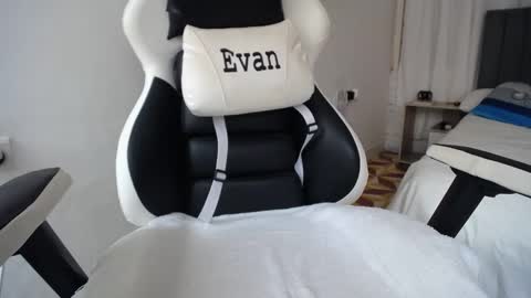Snapshot of evans_king chatting on 01-02-25, 05:07 Evan online show from 01-02-25, 05:07