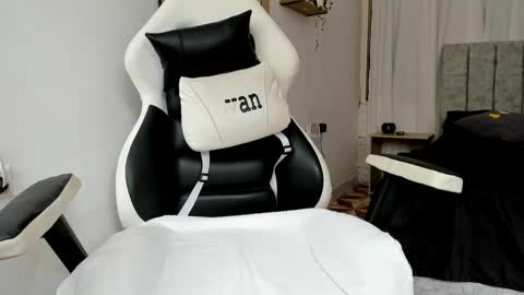 Snapshot of evans_king chatting on 09-27-25, 02:11 Evan online show from 09-27-25, 02:11