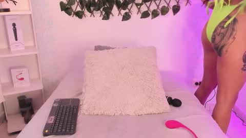 Snapshot of evaritz__ chatting on 02-28-26, 05:03 EVARITZ online show from 02-28-26, 05:03