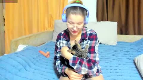 Eva online show from 12-05-25, 01:36