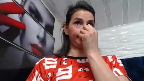 Snapshot of evawilliams_ chatting on 02-14-25, 06:56 Eva online show from 02-14-25, 06:56