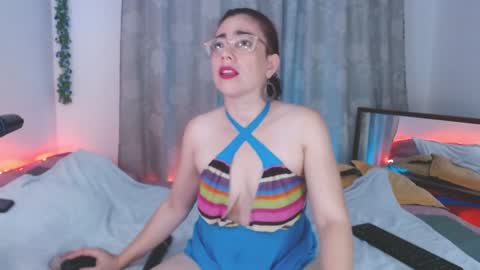 Eve Blue  friends. IG eve blue77 TW EveBlue 1 OF eveblue7 online show from 12-27-24, 04:36