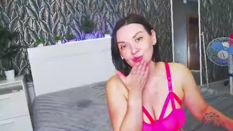 Snapshot of evelibston chatting on 06-11-26, 03:04 EveLibston online show from 06-11-26, 03:04