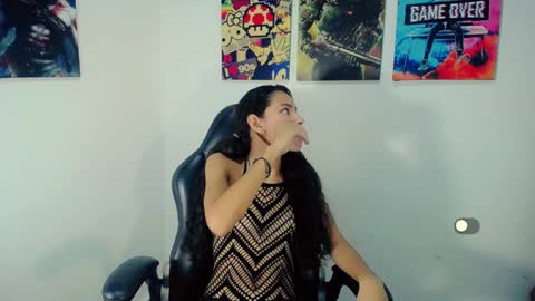 Snapshot of evelin_shy chatting on 12-15-24, 02:08 Evelin online show from 12-15-24, 02:08