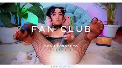 Snapshot of evelyn_chelle chatting on 03-11-25, 09:04 Im Eve or Chelle Next Stream 191224 online show from 03-11-25, 09:04