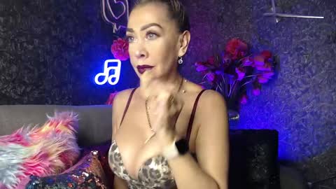 Snapshot of evelynagrey chatting on 01-22-25, 05:16 EvelynaGrey online show from 01-22-25, 05:16