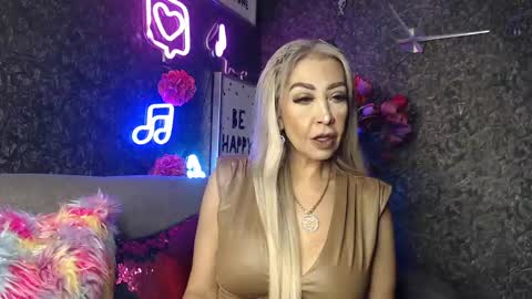 Snapshot of evelynagrey chatting on 01-25-25, 04:23 EvelynaGrey online show from 01-25-25, 04:23