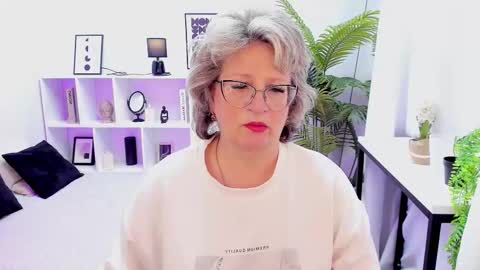 Evelyn online show from 11-28-25, 05:21