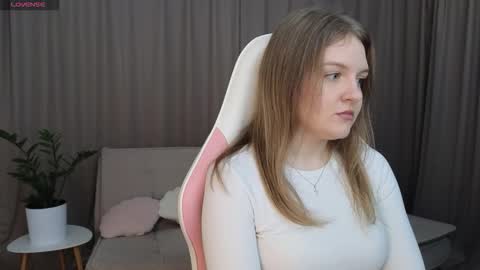 Snapshot of evettavega chatting on 11-10-25, 07:51 Evetta online show from 11-10-25, 07:51