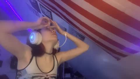 Snapshot of evettezirin chatting on 11-21-25, 11:20 Sky online show from 11-21-25, 11:20